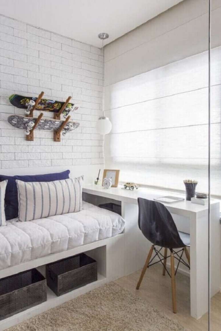 22. Decoração com parede tijolinho branco para quarto solteiro com escritório – Foto: Pinterest