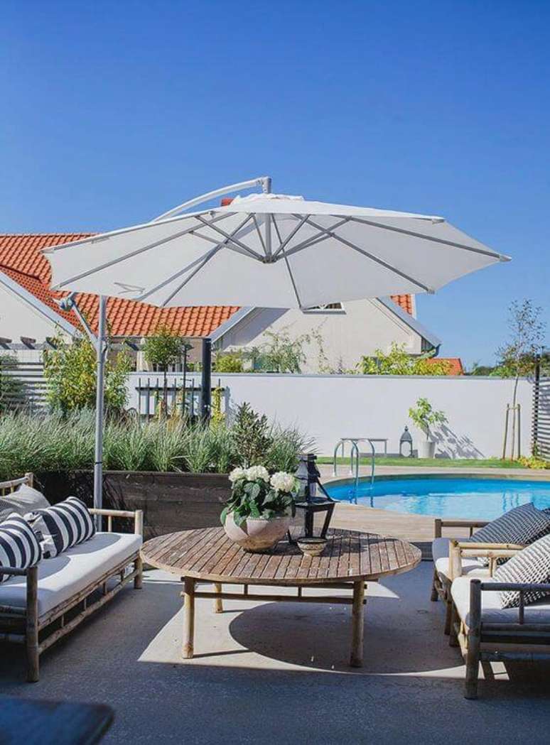 36. Guarda sol para área da piscina com mesa de madeira e cadeiras confortáveis – Foto Snitsig