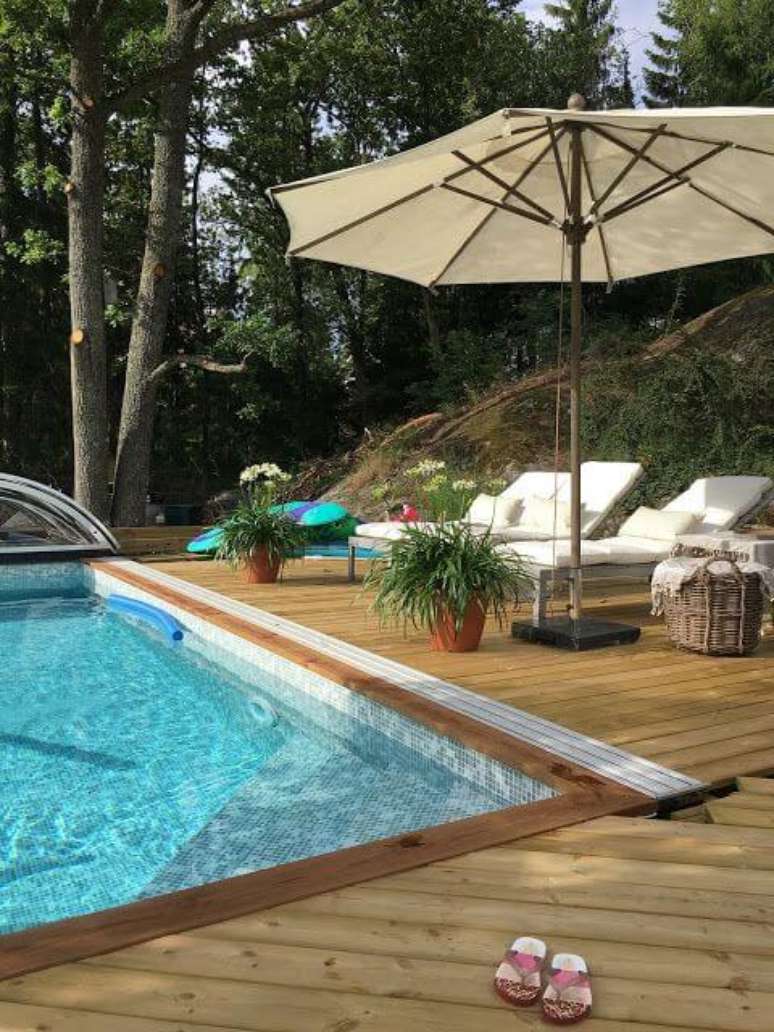 42. Guarda sol para piscina com espreguiçadeira e deck de madeira moderno – Foto Dream House cammy
