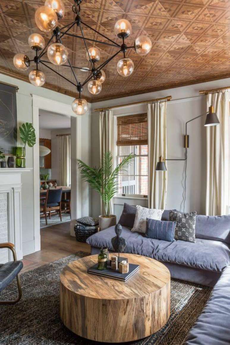 26. Mesa de centro rustica e redonda para sala grande decorada em tons claros &ndash; Foto Soopush