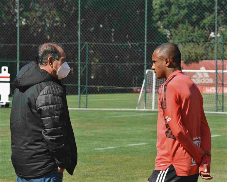 Marquinhos conversou com Muricy Ramalho, coordenador do clube (Foto: Erico Leonan/São Paulo FC)