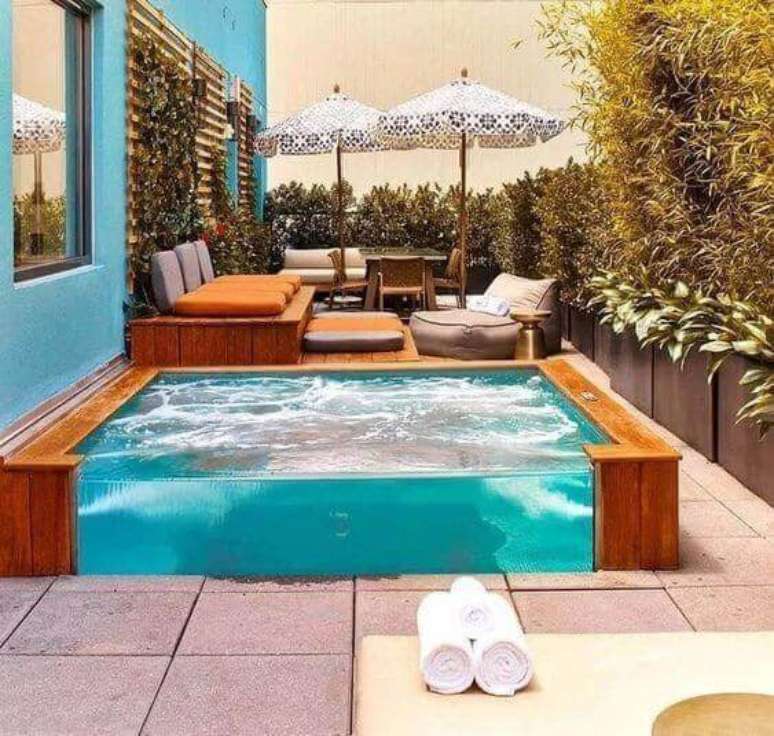 55. Quintal pequeno com piscina quadrada de vidro – Foto Pinterest