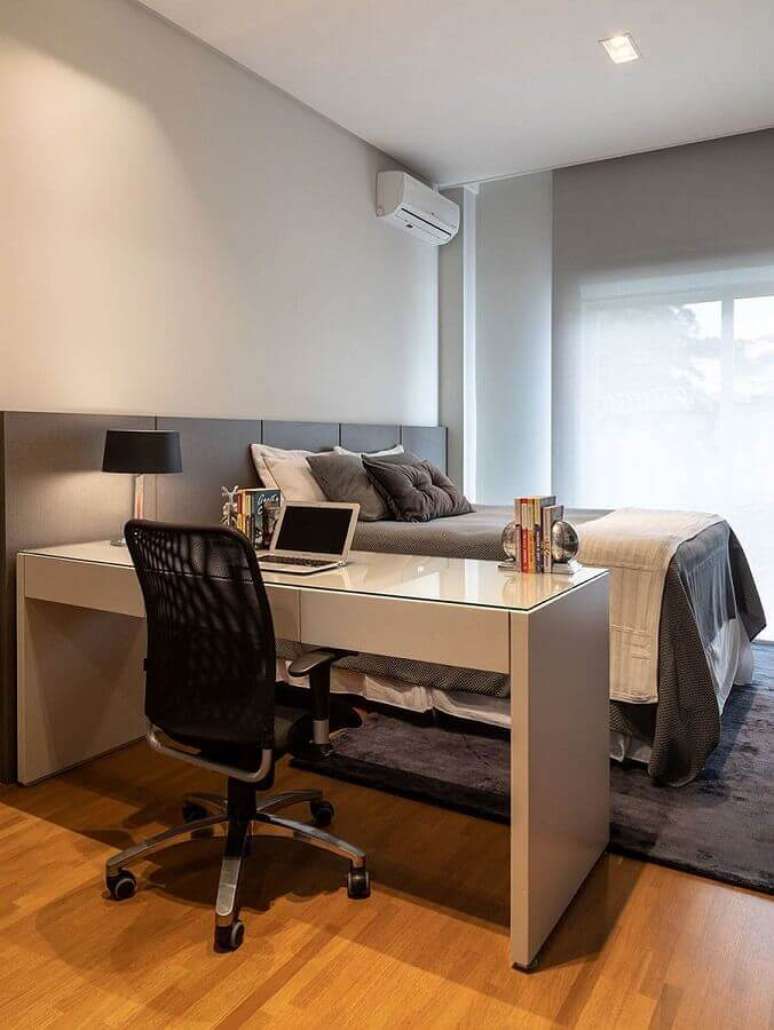 18. Decoração cinza e branco para quarto de casal com escritório – Foto: Casa de Valentina