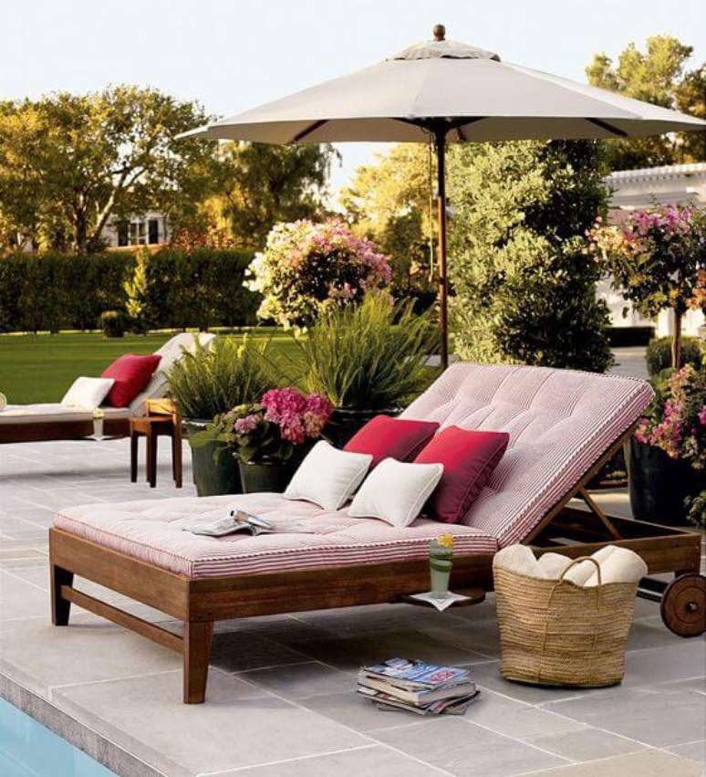 49. Guarda sol para piscina com sofá confortável – Foto Jart Flores