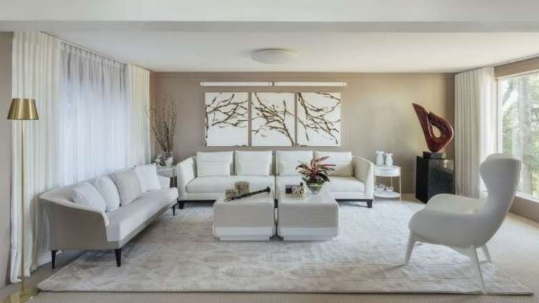 86. Sala grande decorada com tons claros &ndash; Projeto Paula Schwartz