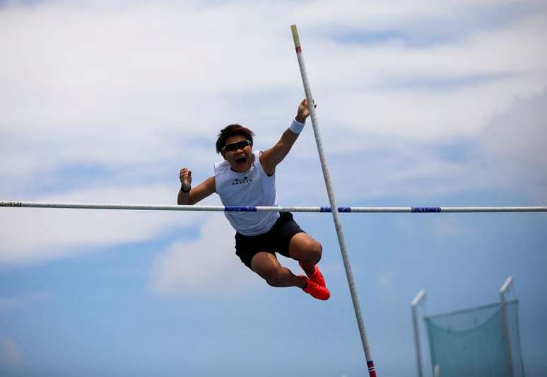 So Sato, atleta do salto com vara surdo e transg&ecirc;nero, durante treino em Utsunomiya, no Jap&atilde;o
10/07/2021 REUTERS/Issei Kato