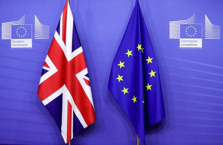 Bandeiras do Reino Unido e da União Europeia em Bruxelas, Bélgica
09/12/2020 Olivier Hoslet/Pool via REUTERS