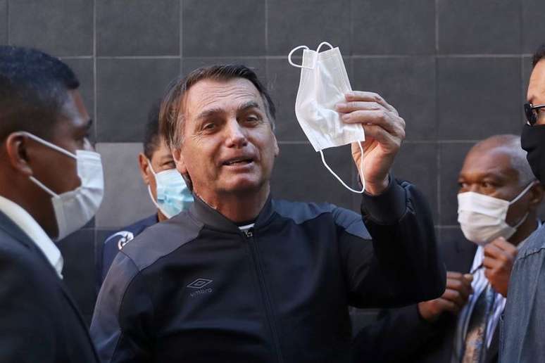 Presidente Jair Bolsonaro segura máscara de proteção ao deixar hospital em São Paulo
18/07/2021 REUTERS/Amanda Perobelli