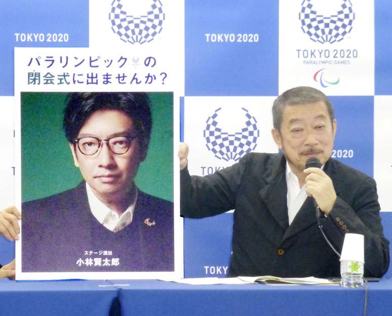 Hiroshi Sasaki, diretor executivo de criação dos Jogos Paralímpicos de Tóquio, exibe em 2019 um cartaz com a foto de Kentaro Kobayashi, agora demitido 