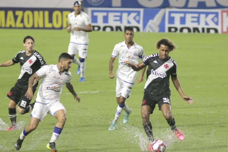 Bom para ninguém: CSA e Vasco lutam contra o gramado e empatam no Rei Pelé