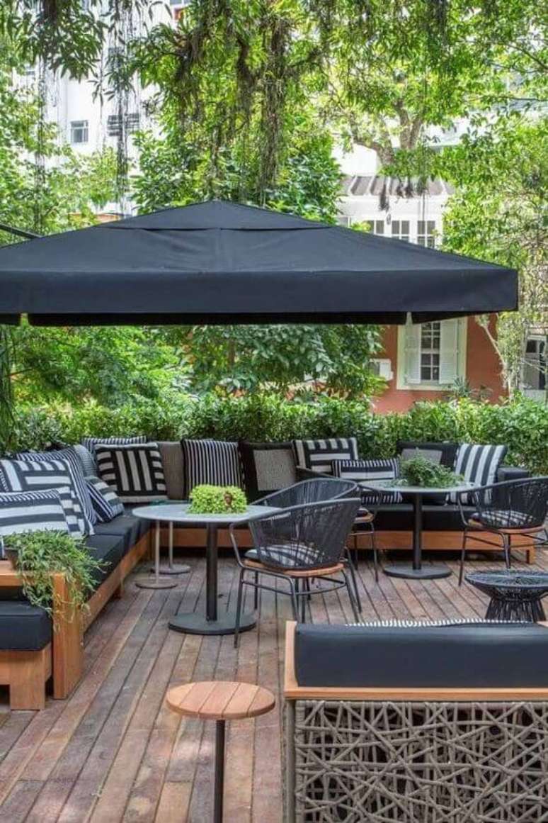 30. Área da piscina com ombrelone grande e preto – Foto Revista VD