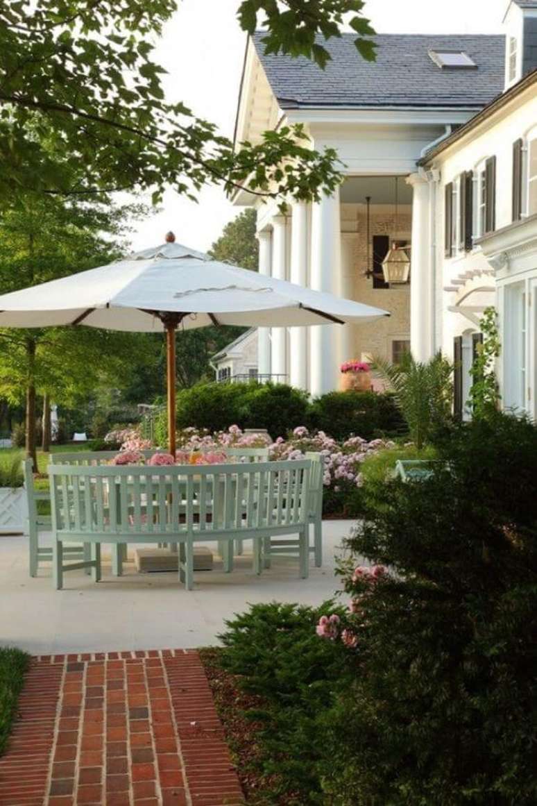 45. Guarda sol para piscina com mesa e cadeiras verdes perto do jardim – Foto decore com gigi