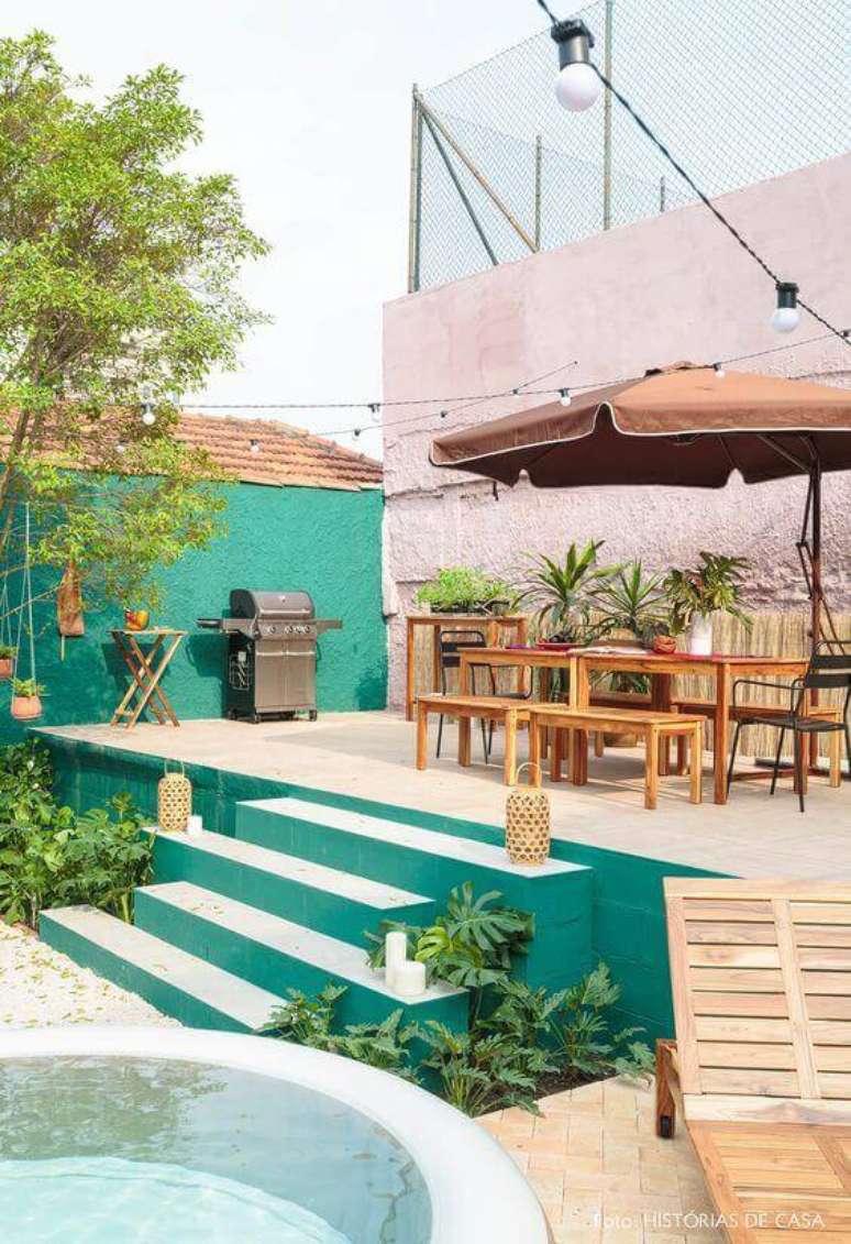 23. Mesa para área externa bem decorada e guarda sol – Foto Histórias de Casa