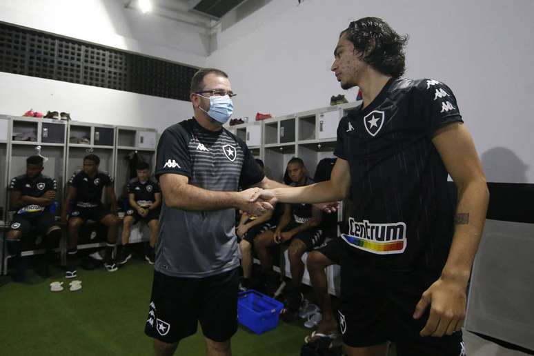 Enderson Moreira cumprimenta o atacante Matheus Nascimento, um dos destaques da base botafoguense. (Foto: Divulgação/Vítor Silva)