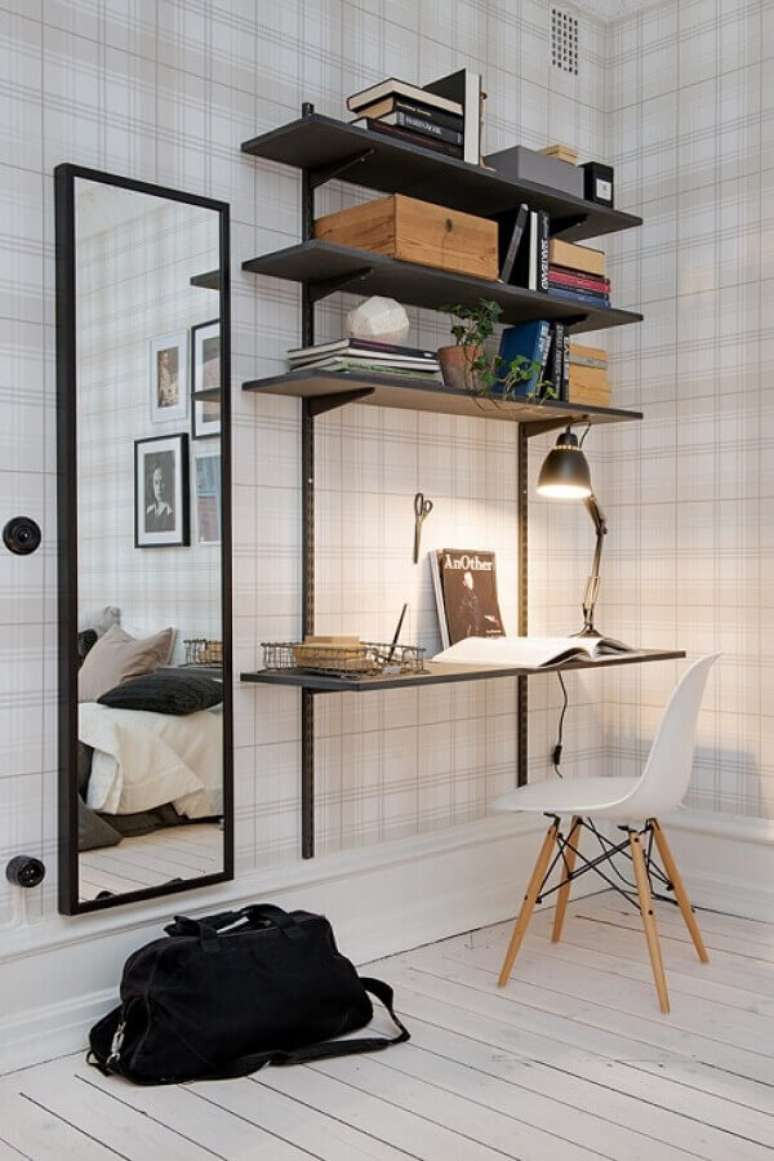 55. Quarto com escritório simples decorado com papel de parede xadrez delicado – Foto: Home Inspirations