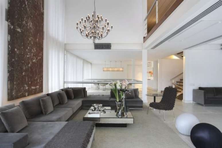 82. Sala grande decorada com sofá grande cinza e decoração moderna – Projeto Fernanda Pessoa de Queiroz