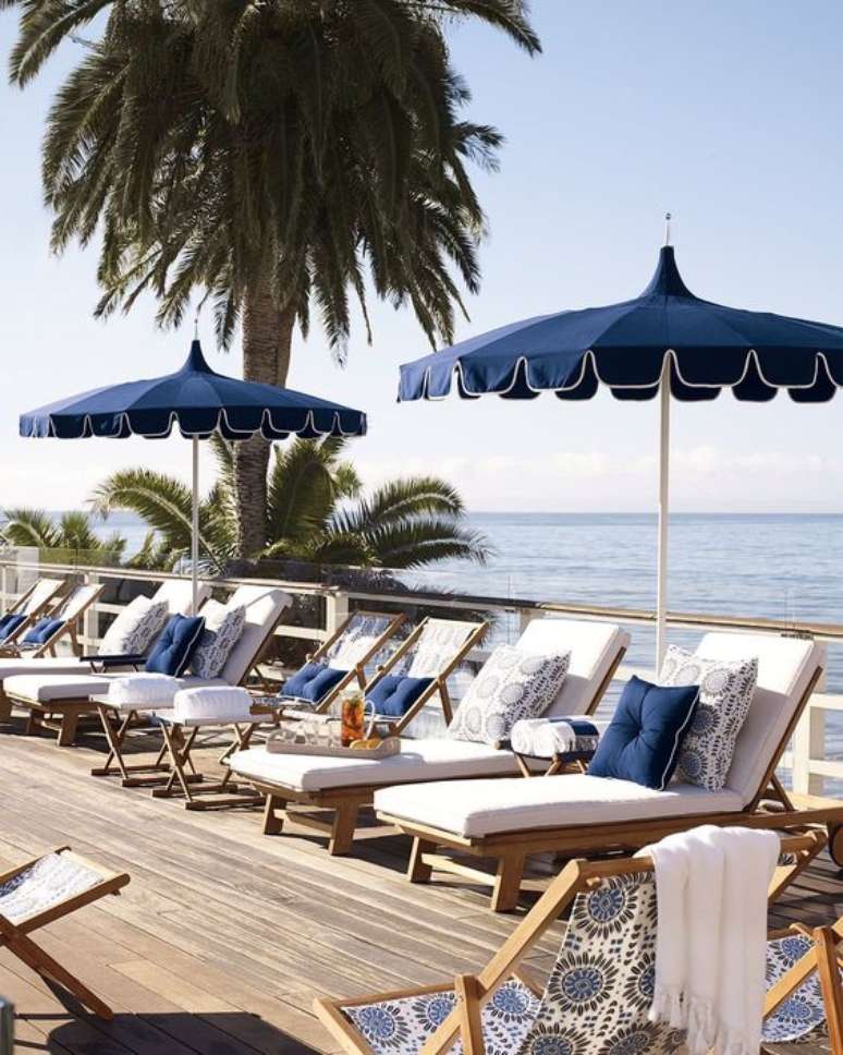 15. Guarda sol para piscina na cor azul com espreguiçadeira – Foto Pinterest