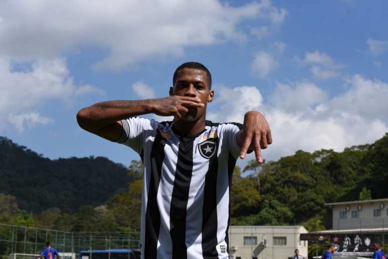 Gabriel Conceição, do Botafogo, comemora gol (Foto: Wanderson Gomes)