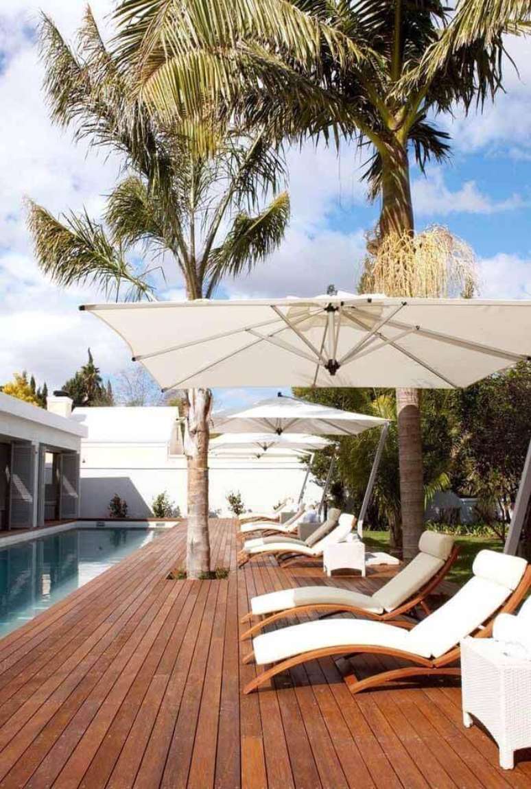 9. Guarda sol para piscina grande com espreguiçadeiras confortáveis – Foto Pinterest