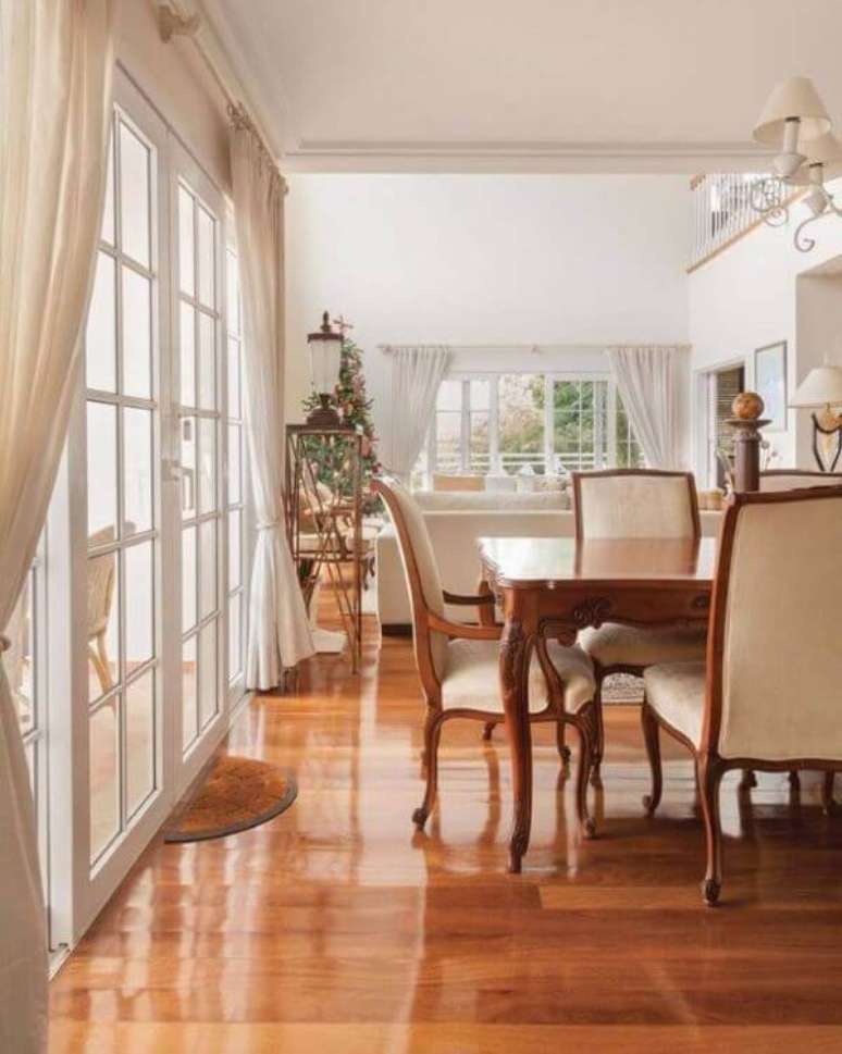 71. Sala grande decorada com porta branca francesa de vidro &ndash; Foto Maura Mello