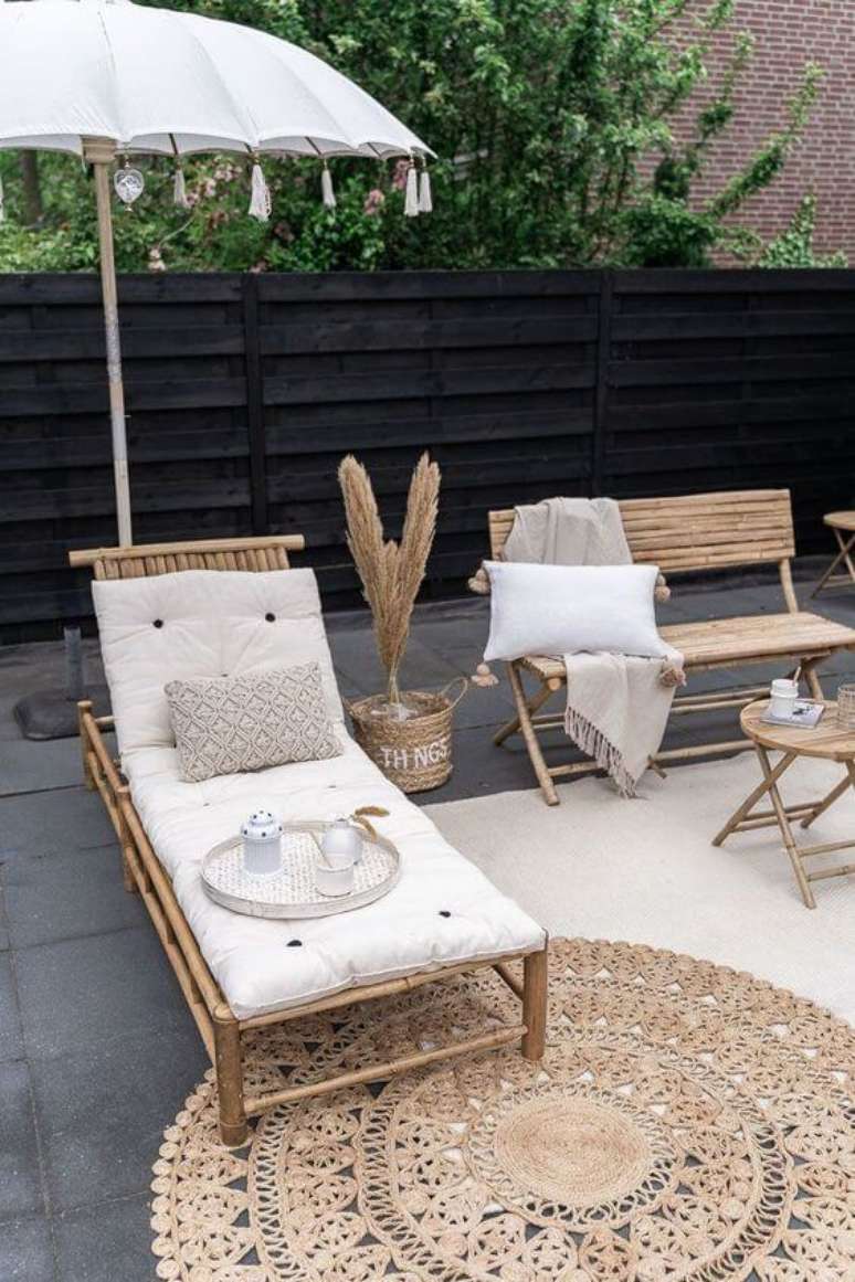 27. Móveis para piscina de bambu resistentes a agua – Foto Fashion To Follow