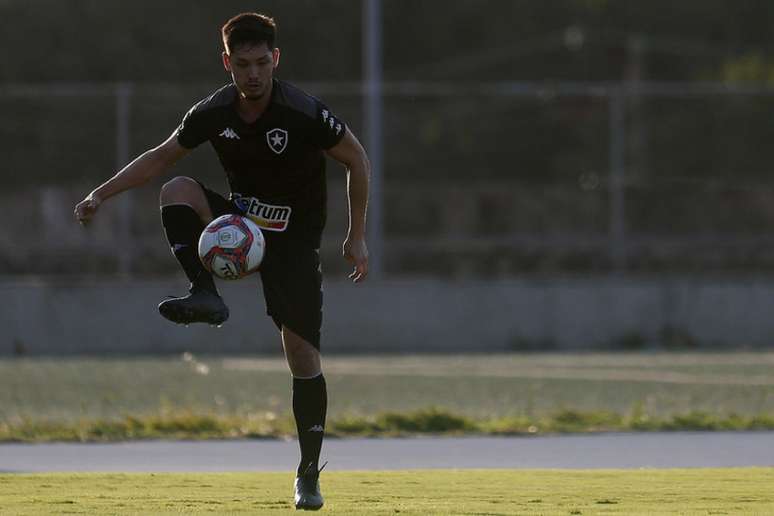 Luís Oyama em treino do Botafogo (Foto: Vítor Silva/Botafogo)