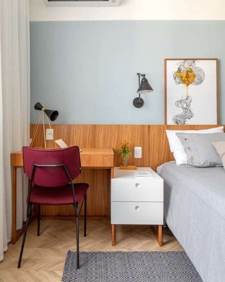 43. Escrivaninha pequena de madeira para decoração de quarto de casal com escritório – Foto: Histórias de Casa