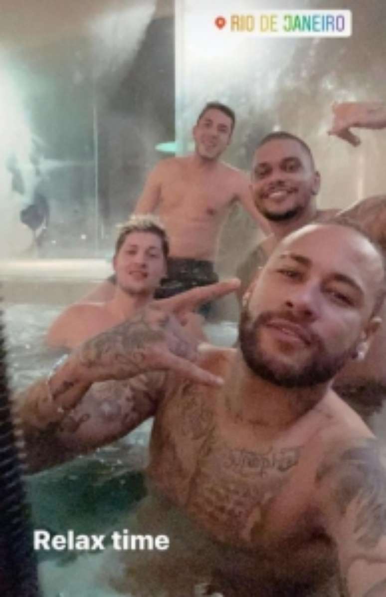 Neymar e os seus amigos relaxam em uma das áreas de lazer da mansão