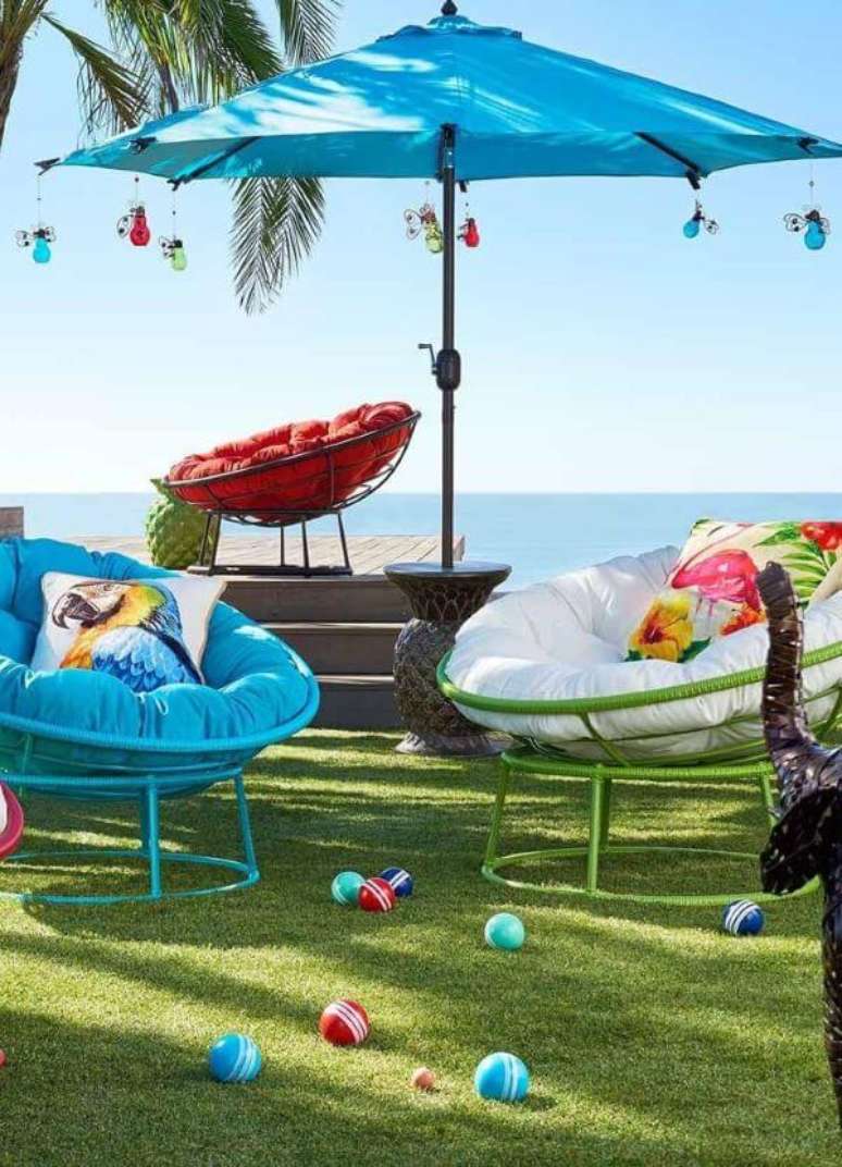 37. Guarda sol para área da piscina com poltronas confortáveis – Foto Pinterst