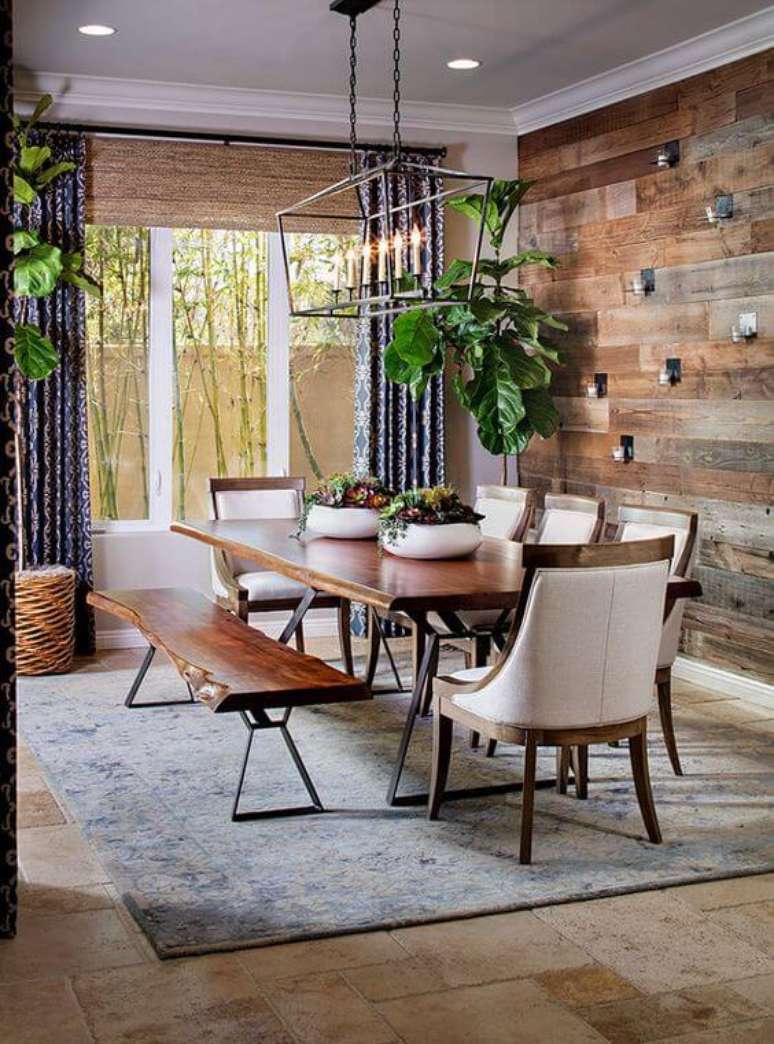 38. Sala de jantar com papel de parede rustico de madeira – Foto Homebunch