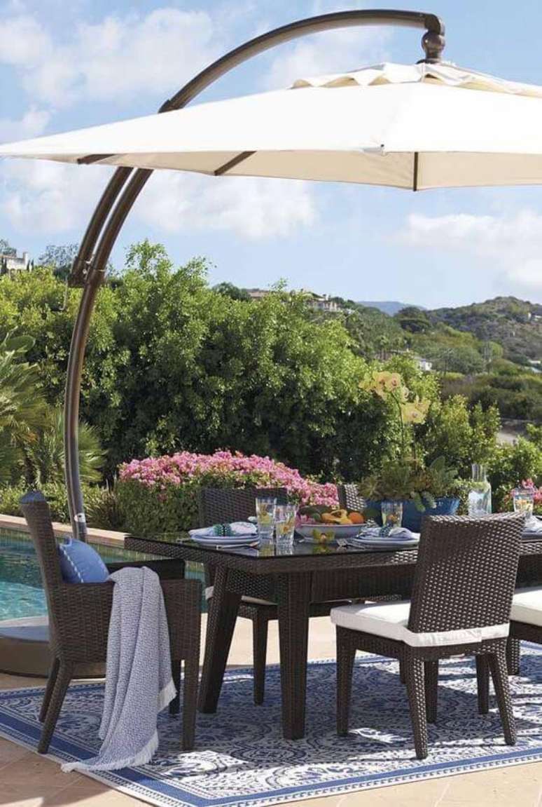 3. Mesa de jardim e piscina de fibra – Foto Pinterest