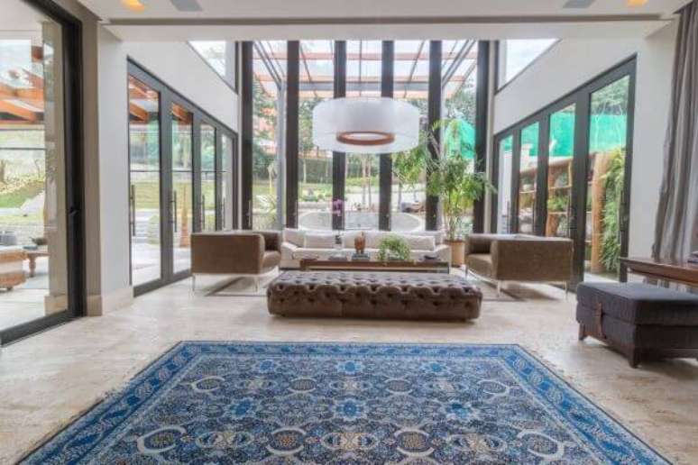 84. Sala grande decorada com tapete e m&oacute;veis confortaveis e p&eacute; direito alto &ndash; Projeto c2haarquitetos