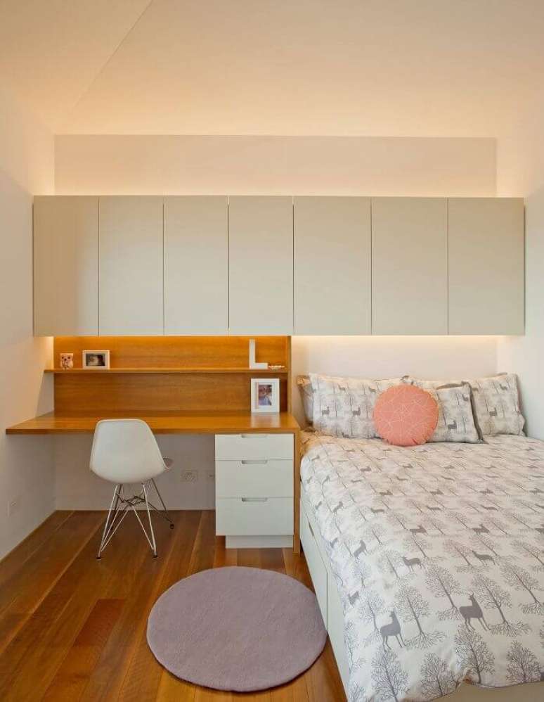 32. Decoração simples para quarto com escritório – Foto: Houzz