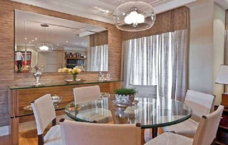 54. sala grande decorada com espelho e aparador decorada com mesa redonda de vidro &ndash; Foto Pinterest