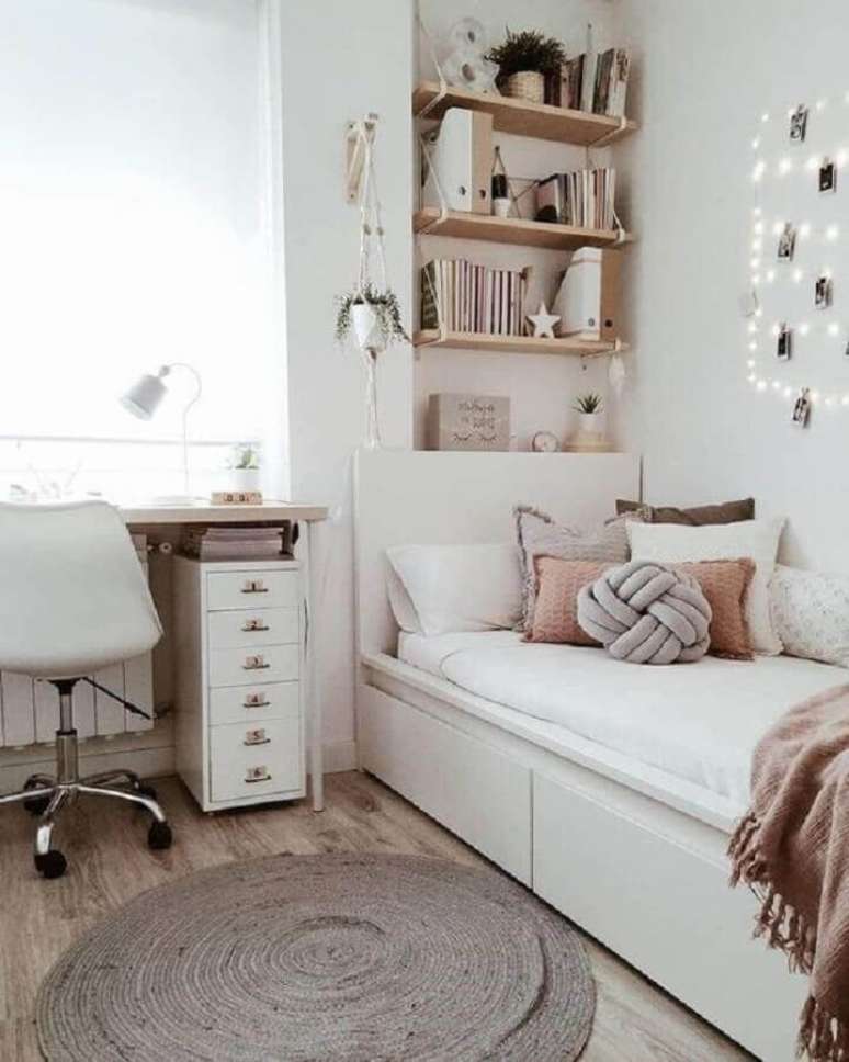 6. Decoração simples para quarto solteiro com escritório em cores claras – Foto: Archzine