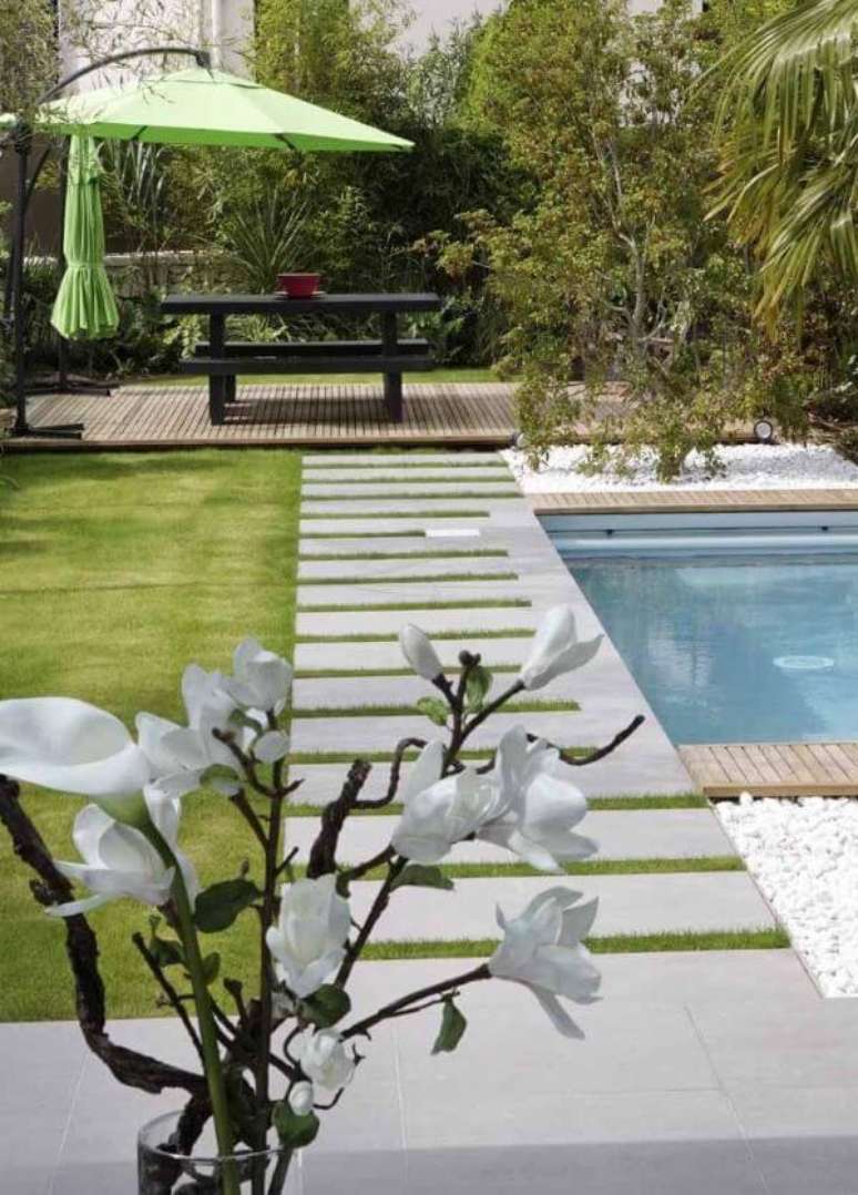 21. Jardim com guarda sol para piscina verde – Foto Pinterest