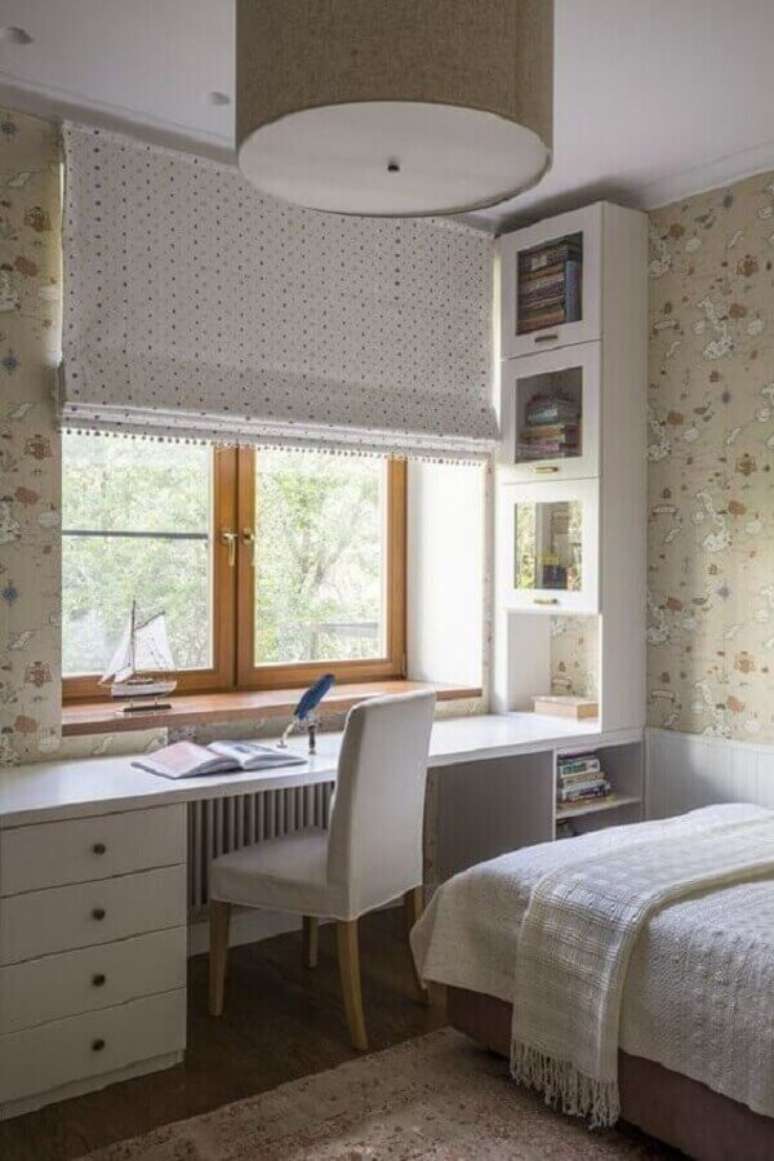 48. Papel de parede bege para decoração de quarto com escritório planejado – Foto: Pinterest