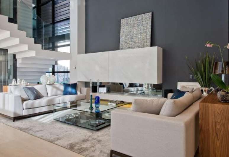62. Sala grande decorada com móveis claros e enfeites azuis – Projeto Leonardo Muller