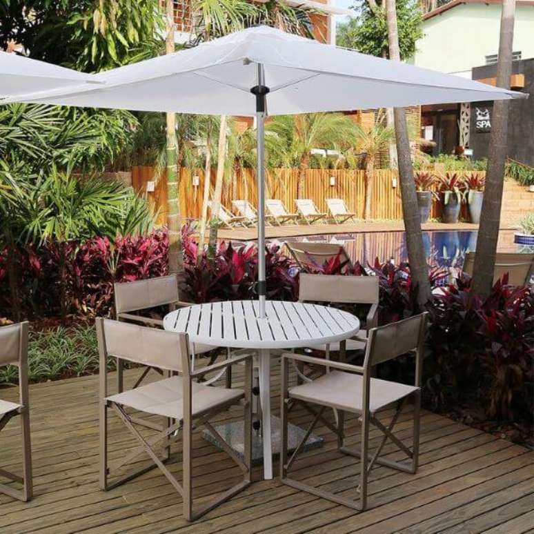 24. Mesa para área externa com guarda sol grande e branco – Foto Sulvimes