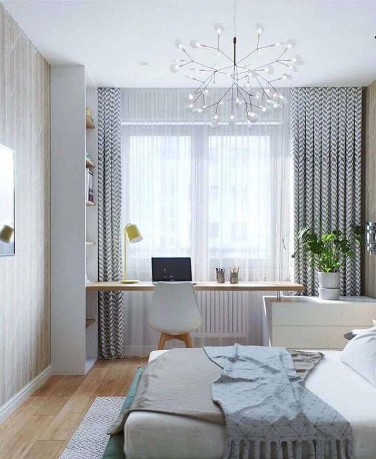 13. Bancada de madeira para quarto com escritório decorado com lustre moderno – Foto: Pinterest