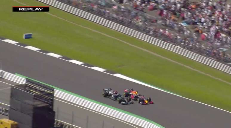 Lewis Hamilton e Max Verstappen em colisão na primeira volta do GP da Inglaterra 