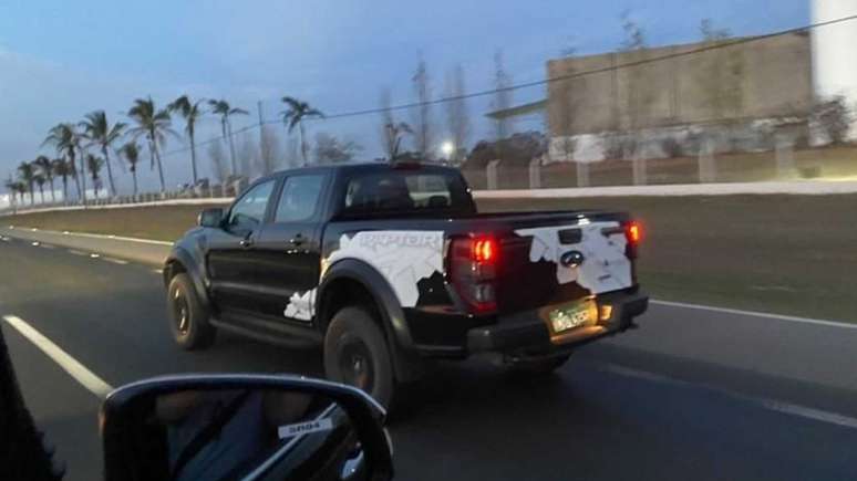 Ford Ranger Raptor foi flagrada em testes em Tatuí (SP).