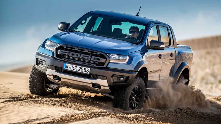 Ford Ranger Raptor conta com grade e para-choques exclusivos.