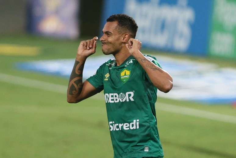 Elton comemora após marcar o gol que garantiu a vitória do Cuiabá sobre o Atlético-GO