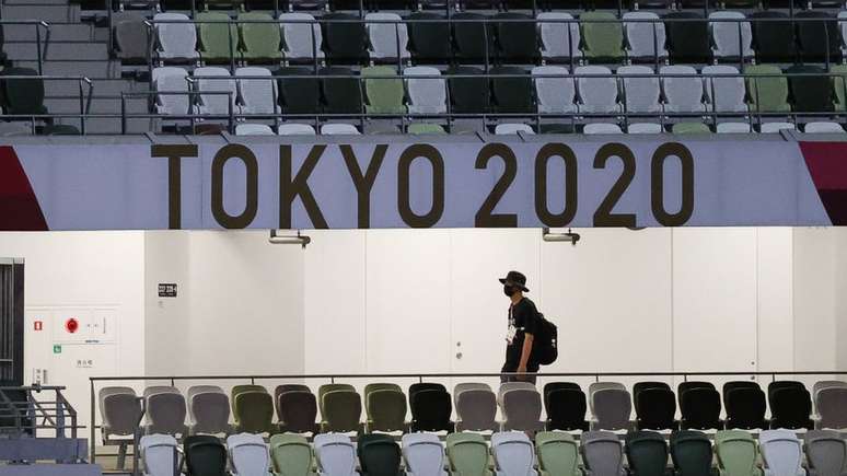 Uma imagem rara para abertura de uma Olimp&iacute;ada: as arquibancadas vazias
