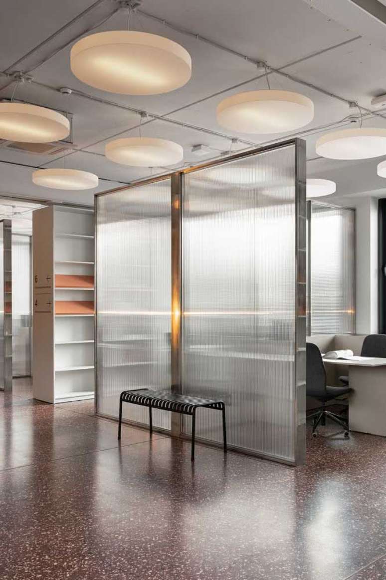 12. Divis&oacute;rias para escrit&oacute;rio de vidro e ferro &ndash; Foto Pinterest