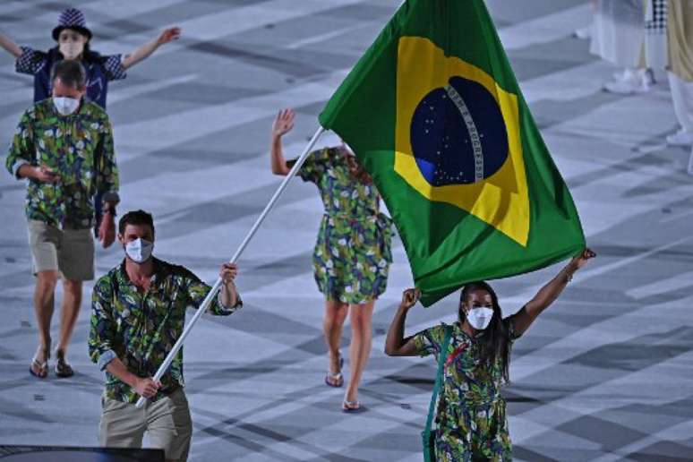 Bruninho, filho de Bernardinho, foi porta-bandeira do Brasil na cerimônia de abertura (Foto: BEN STANSALL / AFP)