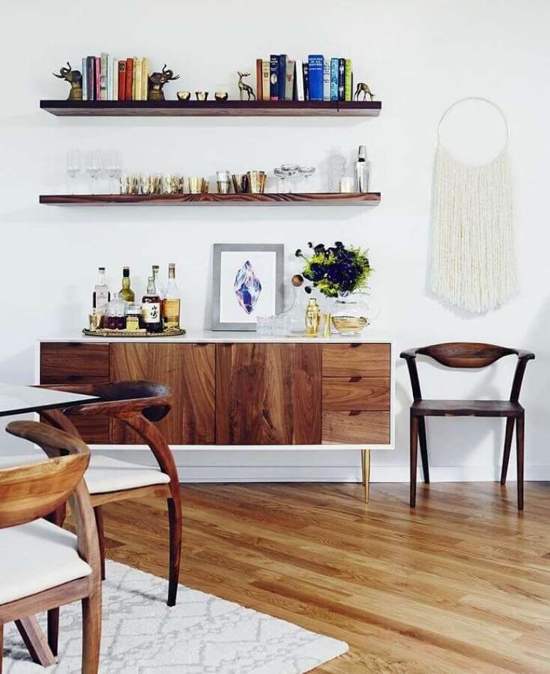 49. Sala de jantar decorada com buffet aparador de madeira com p&eacute;s palito &ndash; Foto: Domaine Home