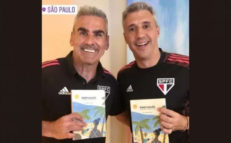 Crespo e Gustavo Nepote com o livro 'Portugués en un abrir y cerrar de ojos' (Reprodução: Instagram)