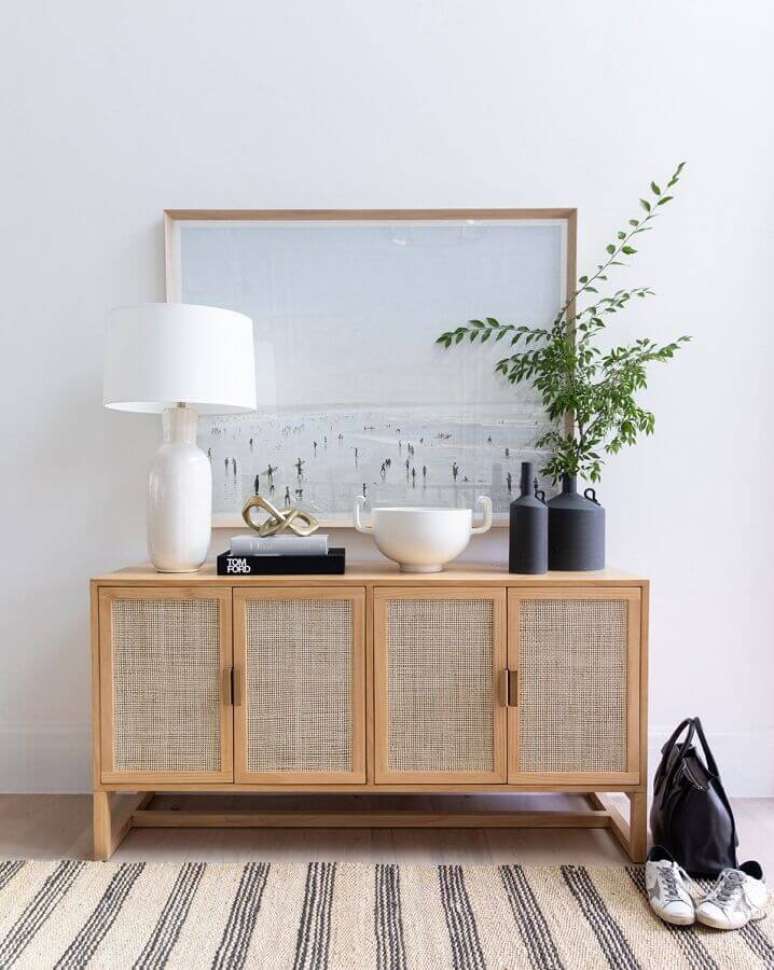 26. Decora&ccedil;&atilde;o clean com buffet de madeira com acabamento em palha nas portas &ndash; Foto: McGee & Co.